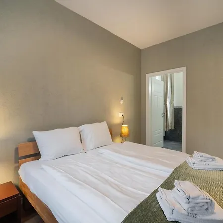 Betweenlakes Ground Floor West * インターラーケン